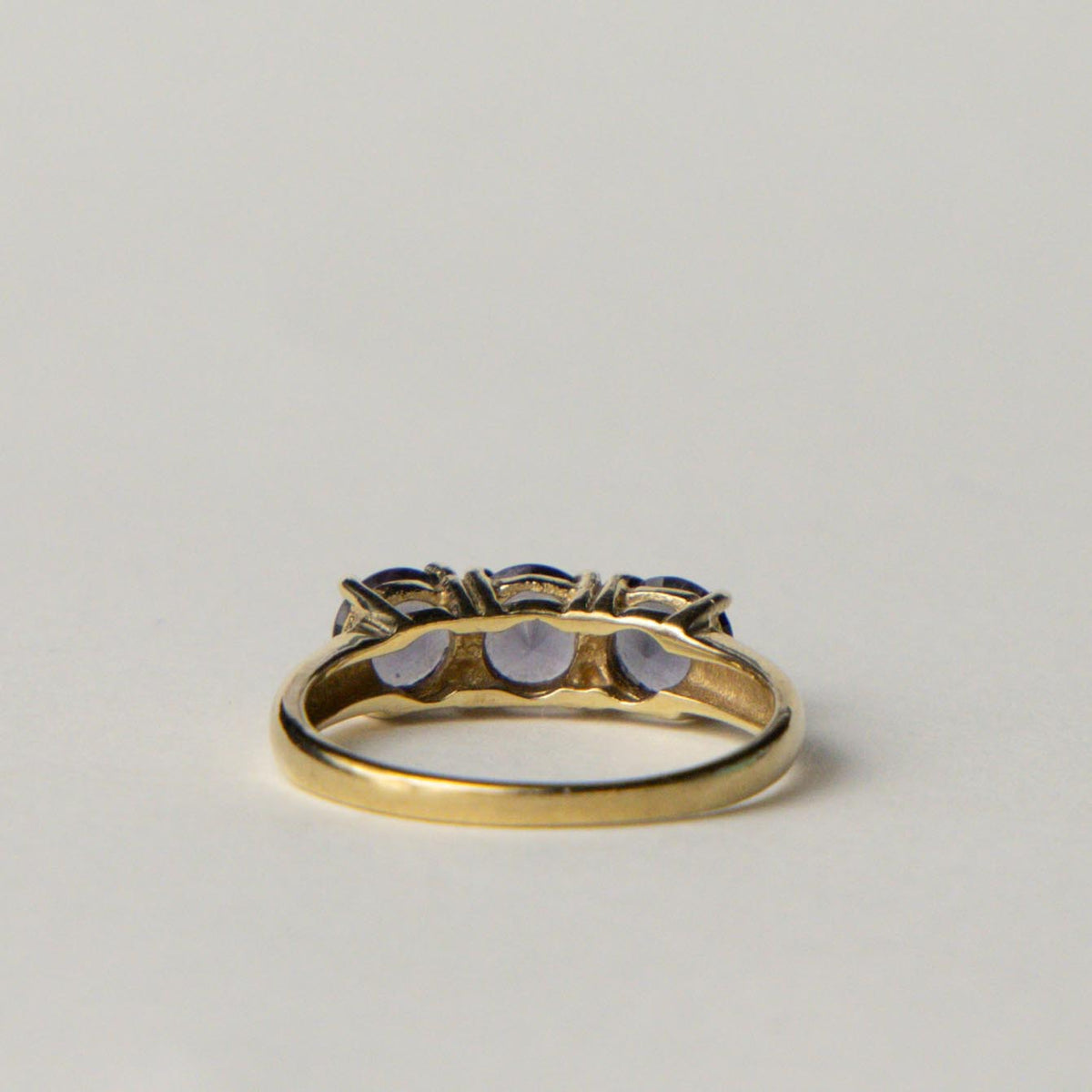 9ct iolite trilogy ring