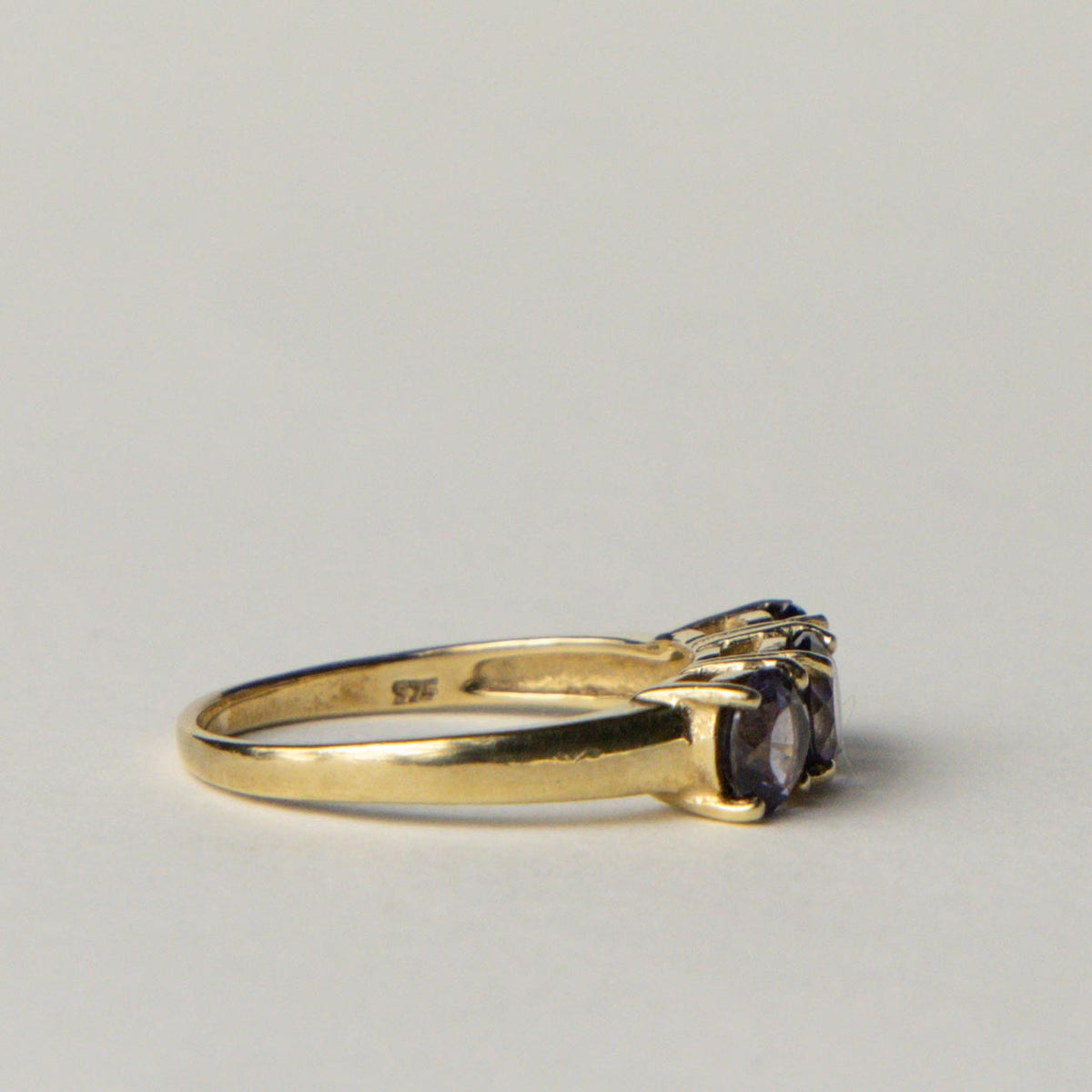 9ct iolite trilogy ring