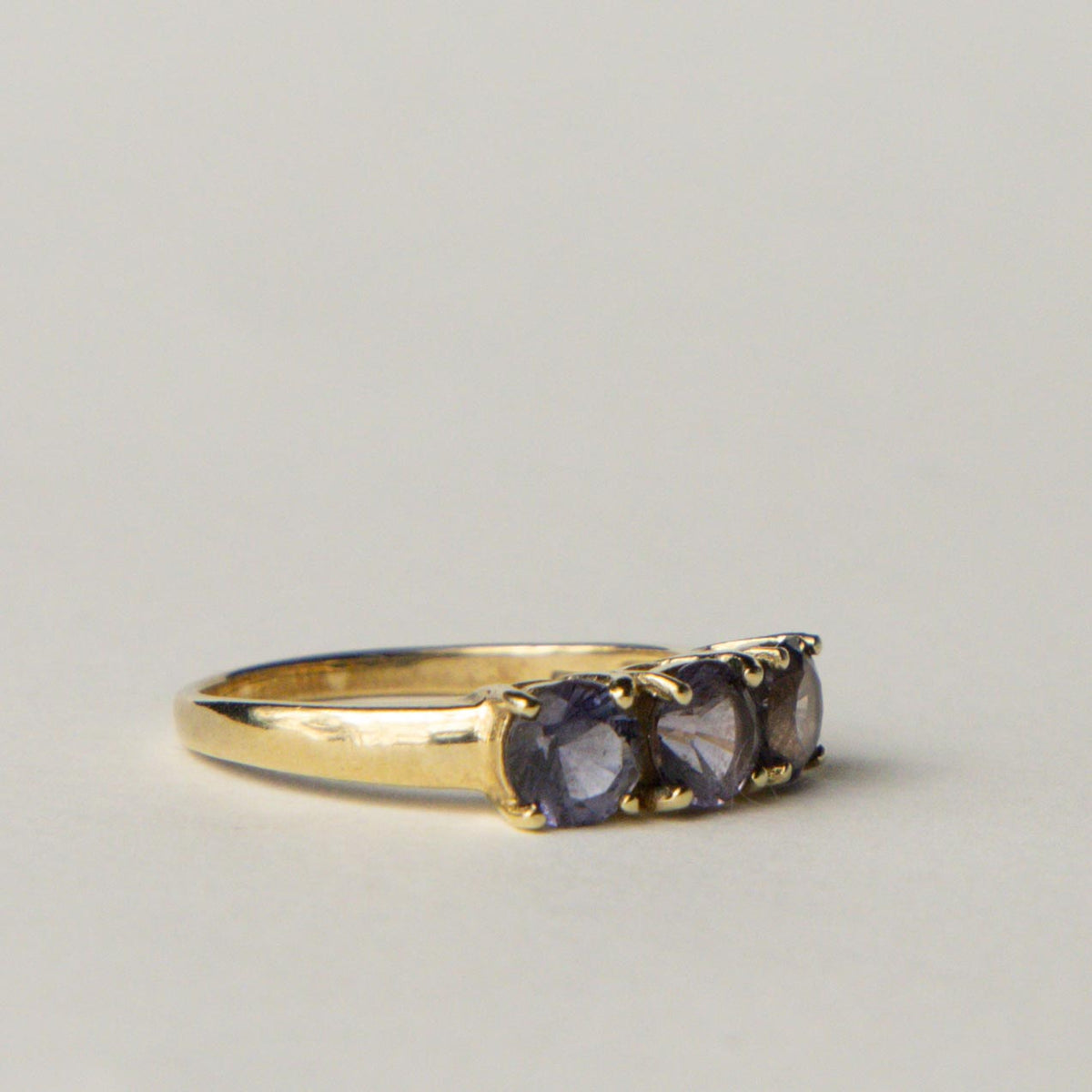 9ct iolite trilogy ring