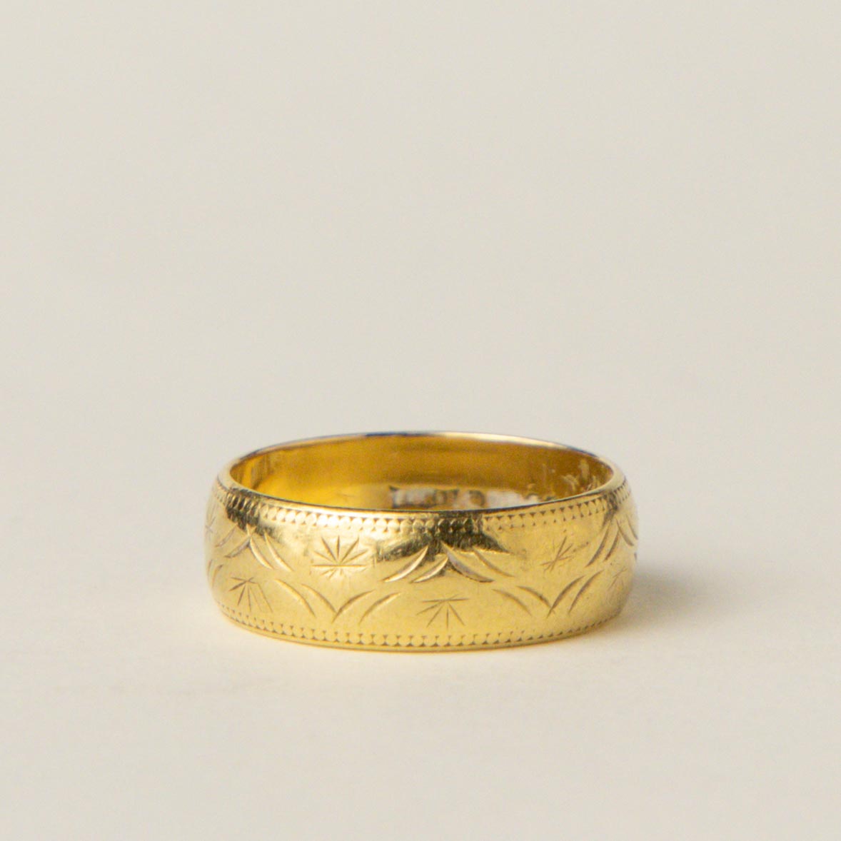 18ct gold engraved wedding band ring