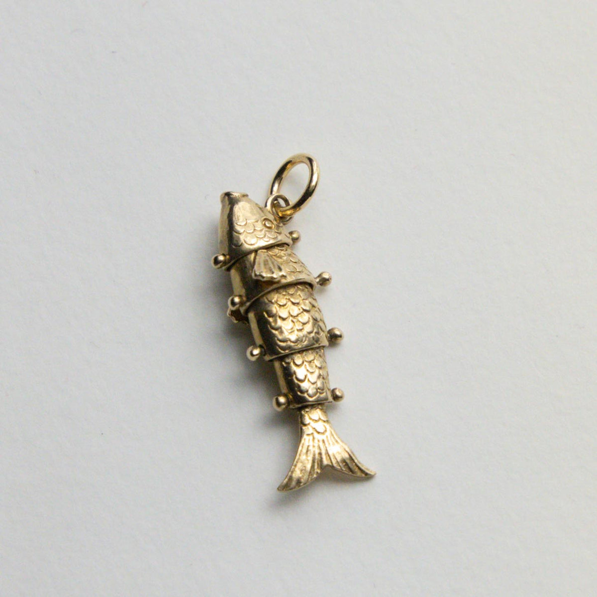9ct articulated fish pendant