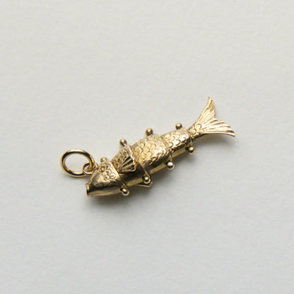 9ct articulated fish pendant
