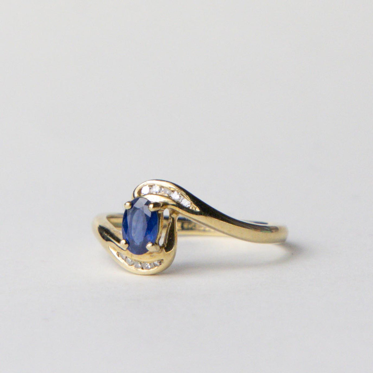 9ct sapphire & diamond twist ring