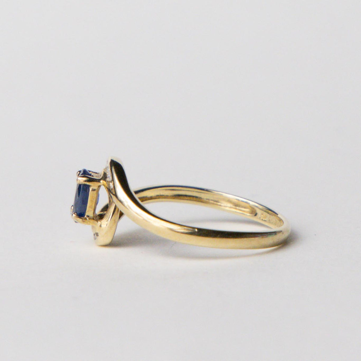 9ct sapphire & diamond twist ring