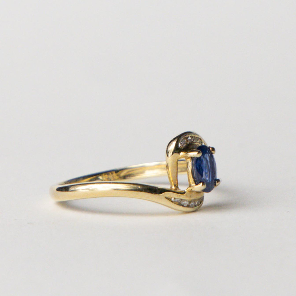 9ct sapphire & diamond twist ring