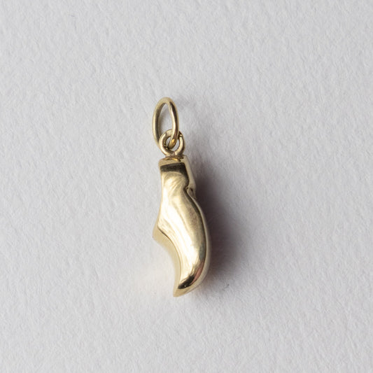 18 carat dutch wooden shoe pendant