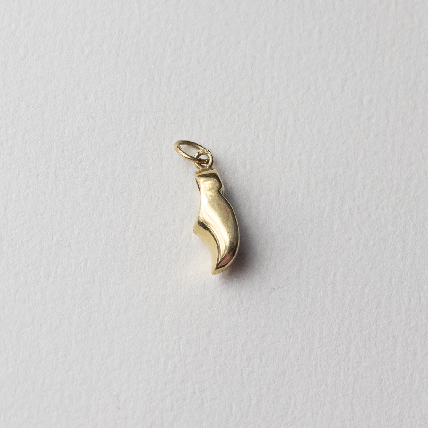 18 carat dutch wooden shoe pendant