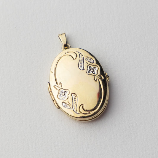 8 carat engraved floral locket