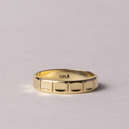 14 carat gold band ring