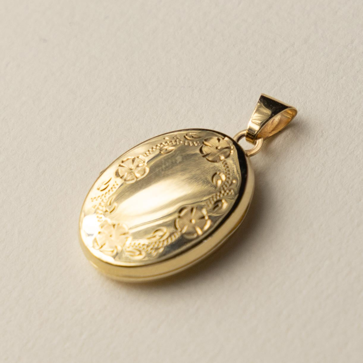9ct floral locket medaillon