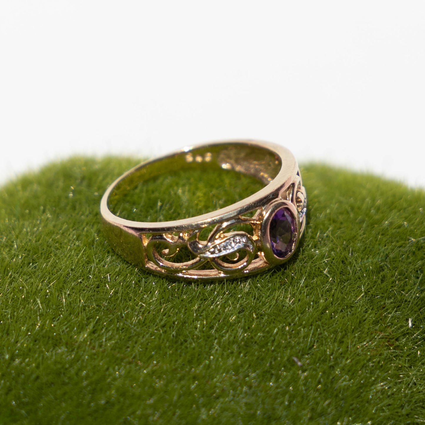 9 carat gold Victorian style ring with zirconia