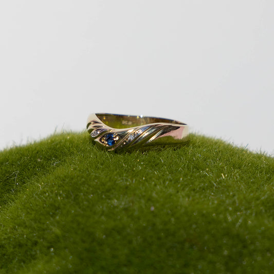 9 carat gold band ring with diamond and sapphire