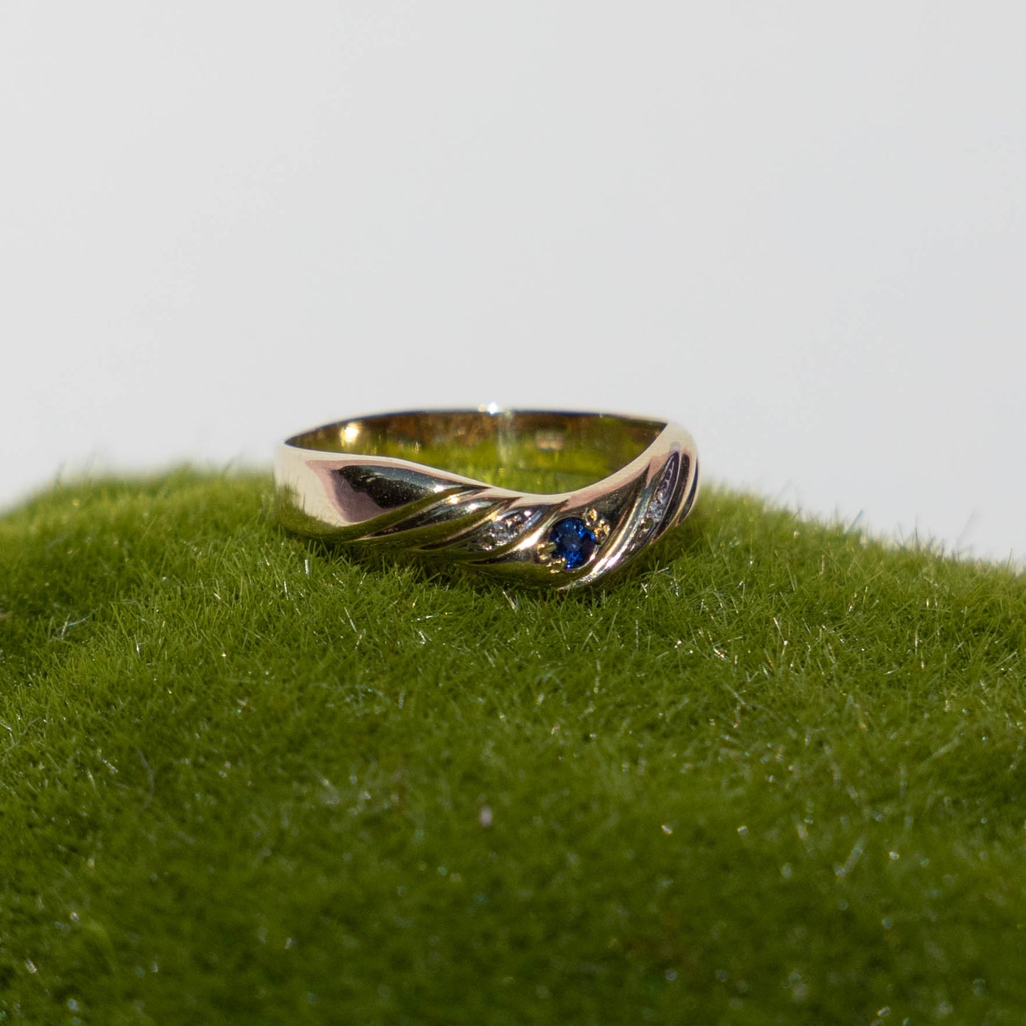 9 carat gold band ring with diamond and sapphire