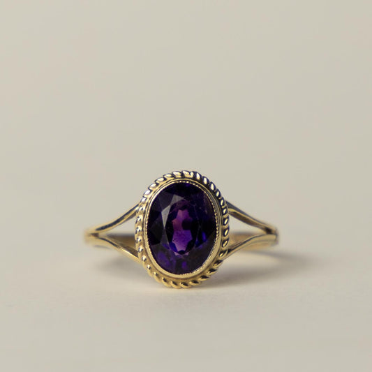 9ct amethyst solitaire ring
