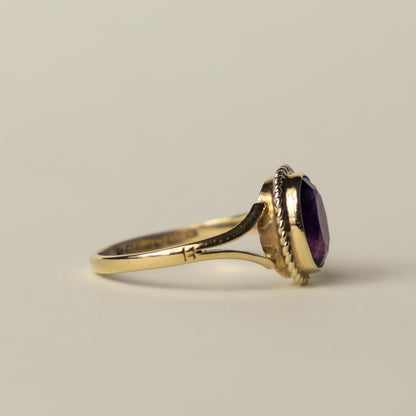 9ct amethyst solitaire ring