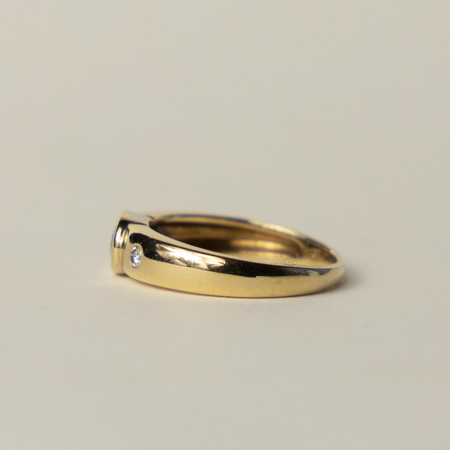 9 karaat saffier en diamanten lunette