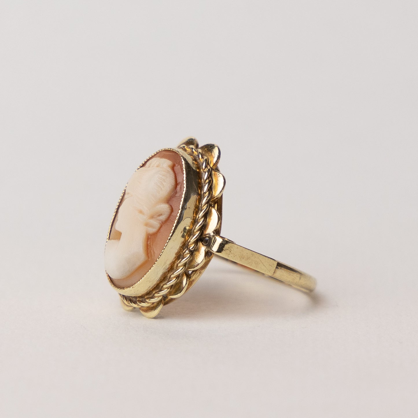 vintage 14 carat gold camee ring