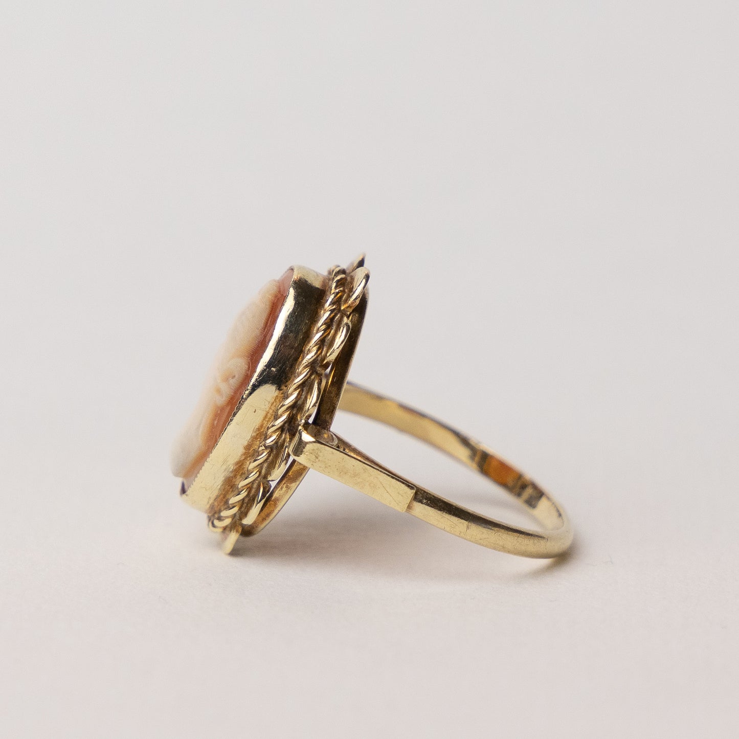 vintage 14 carat gold camee ring