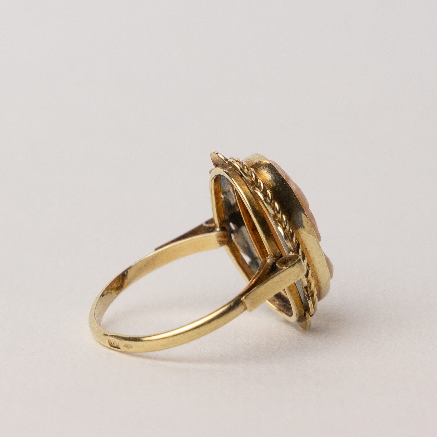 vintage 14 carat gold camee ring