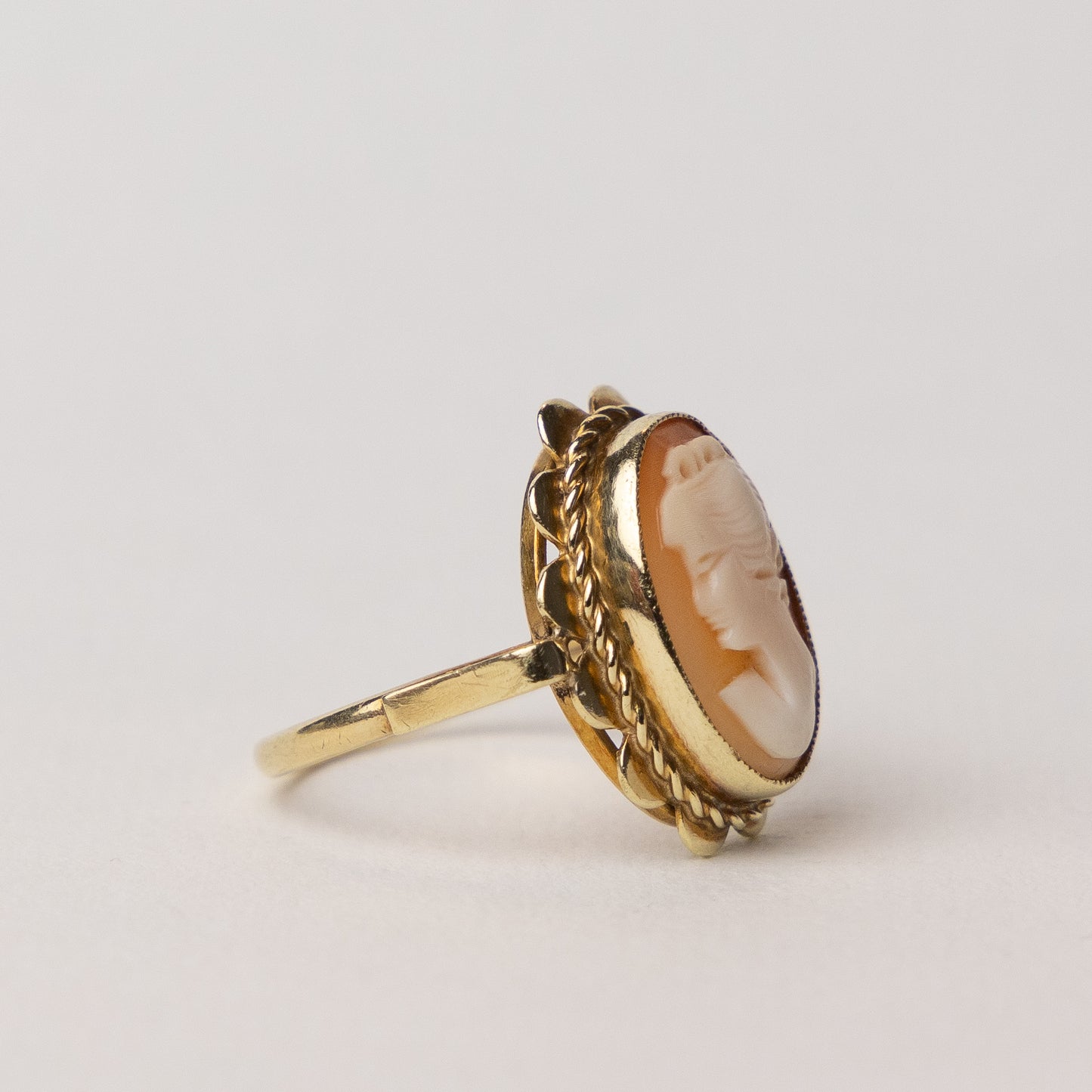 vintage 14 carat gold camee ring