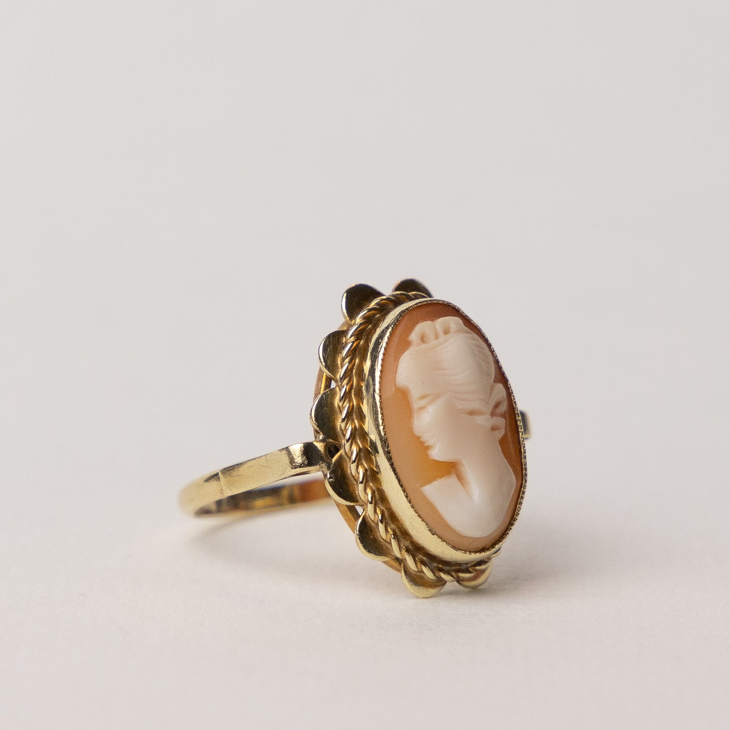 vintage 14 carat gold camee ring