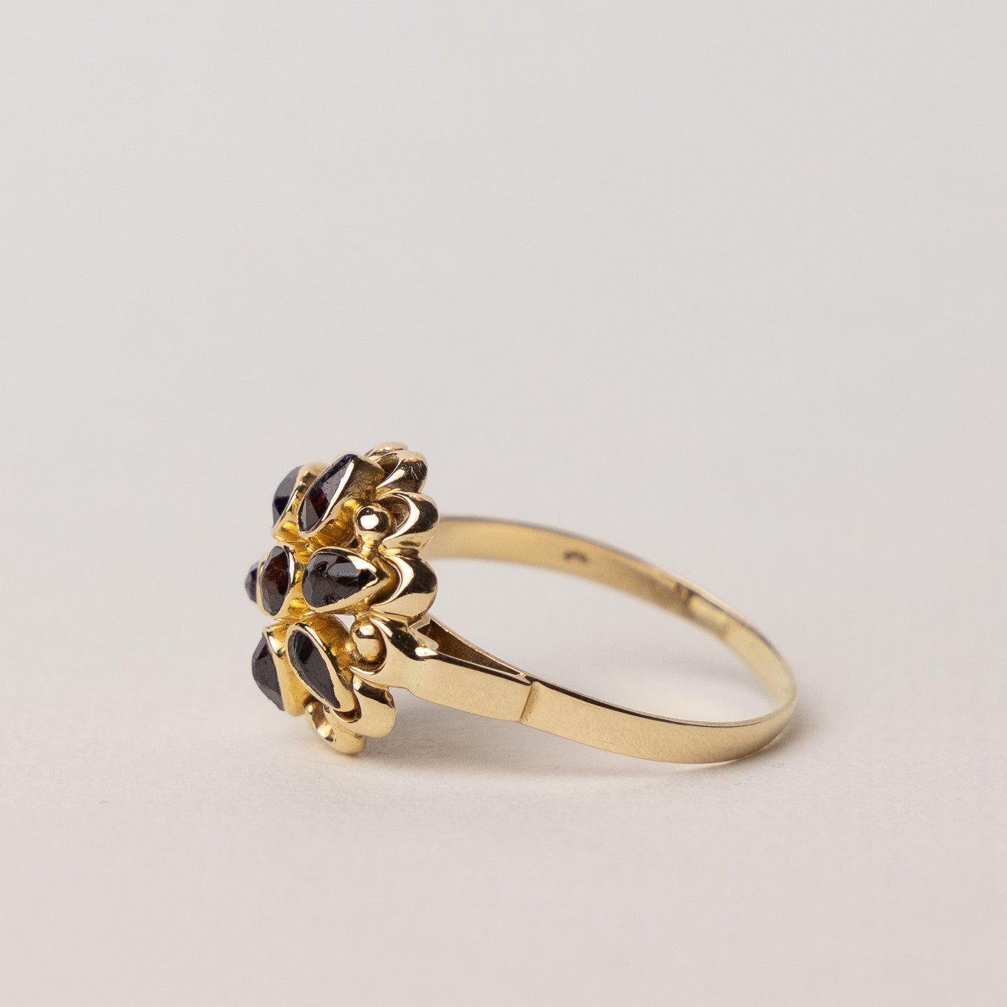 vintage 14 carat gold garnet flower ring