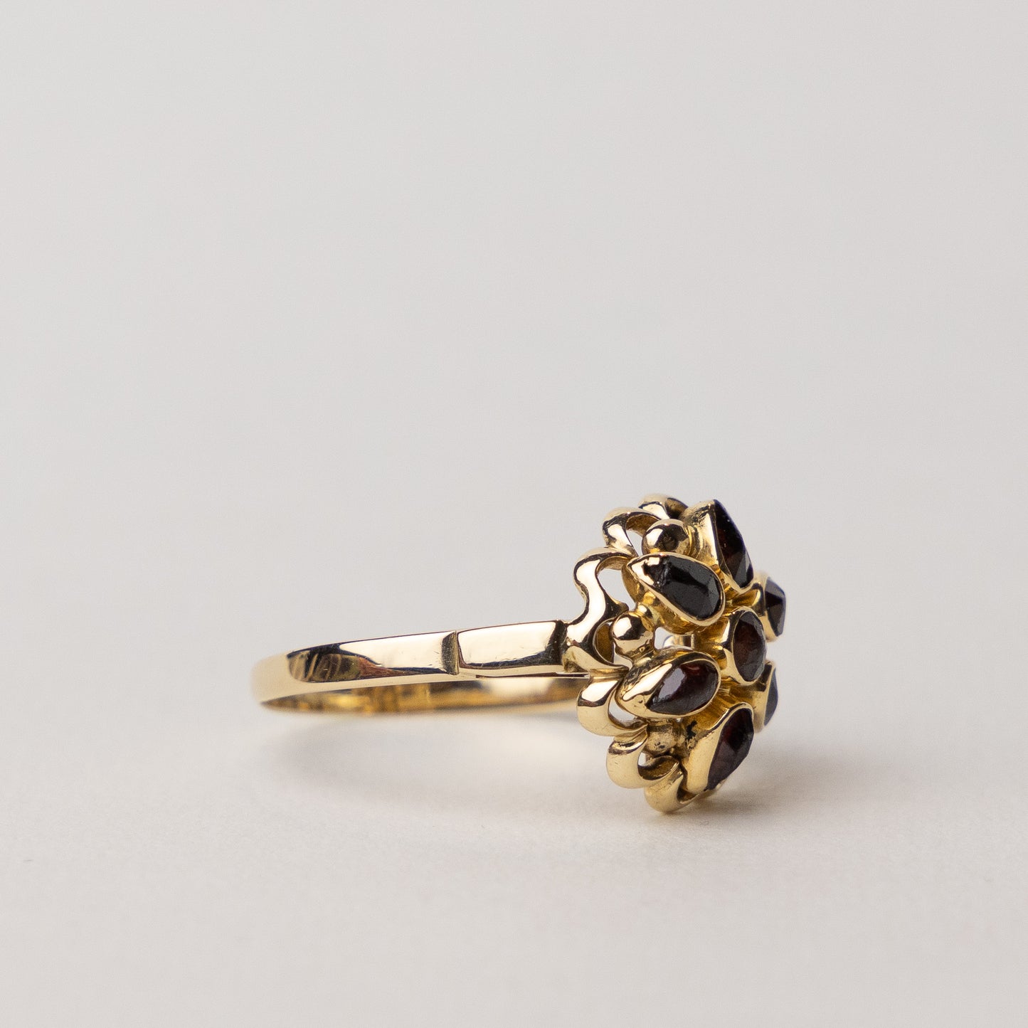 vintage 14 carat gold garnet flower ring