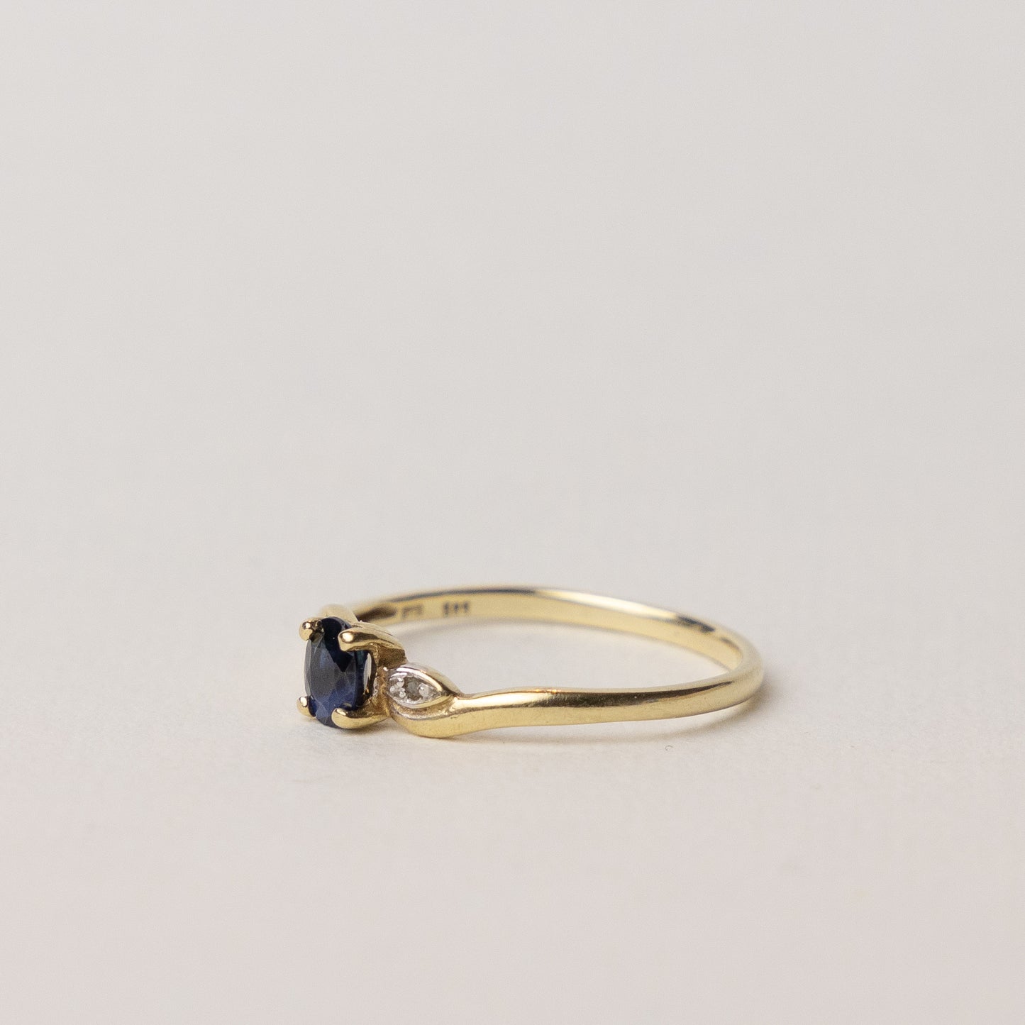 vintage 14 carat gold sapphire solitaire ring