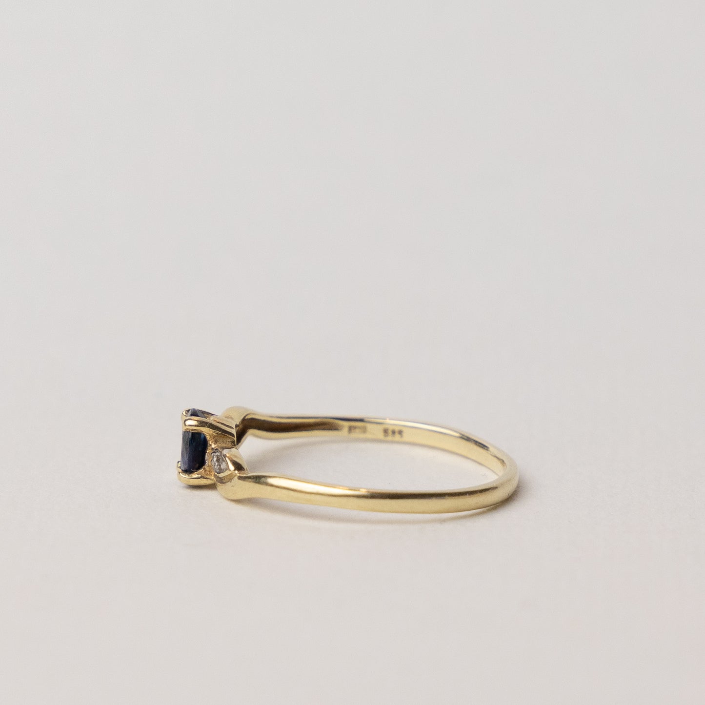 vintage 14 carat gold sapphire solitaire ring