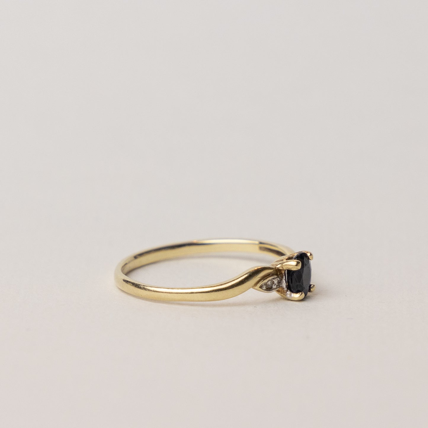 vintage 14 carat gold sapphire solitaire ring