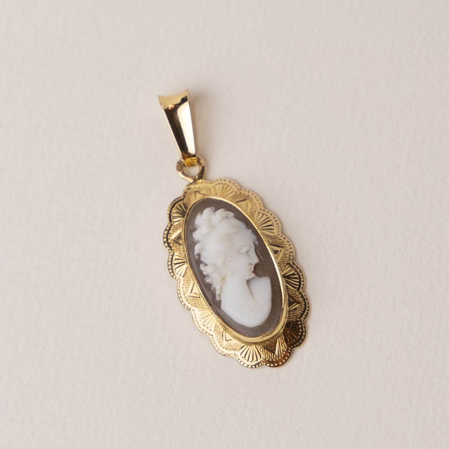 vintage 14 carat gold cameo pendant