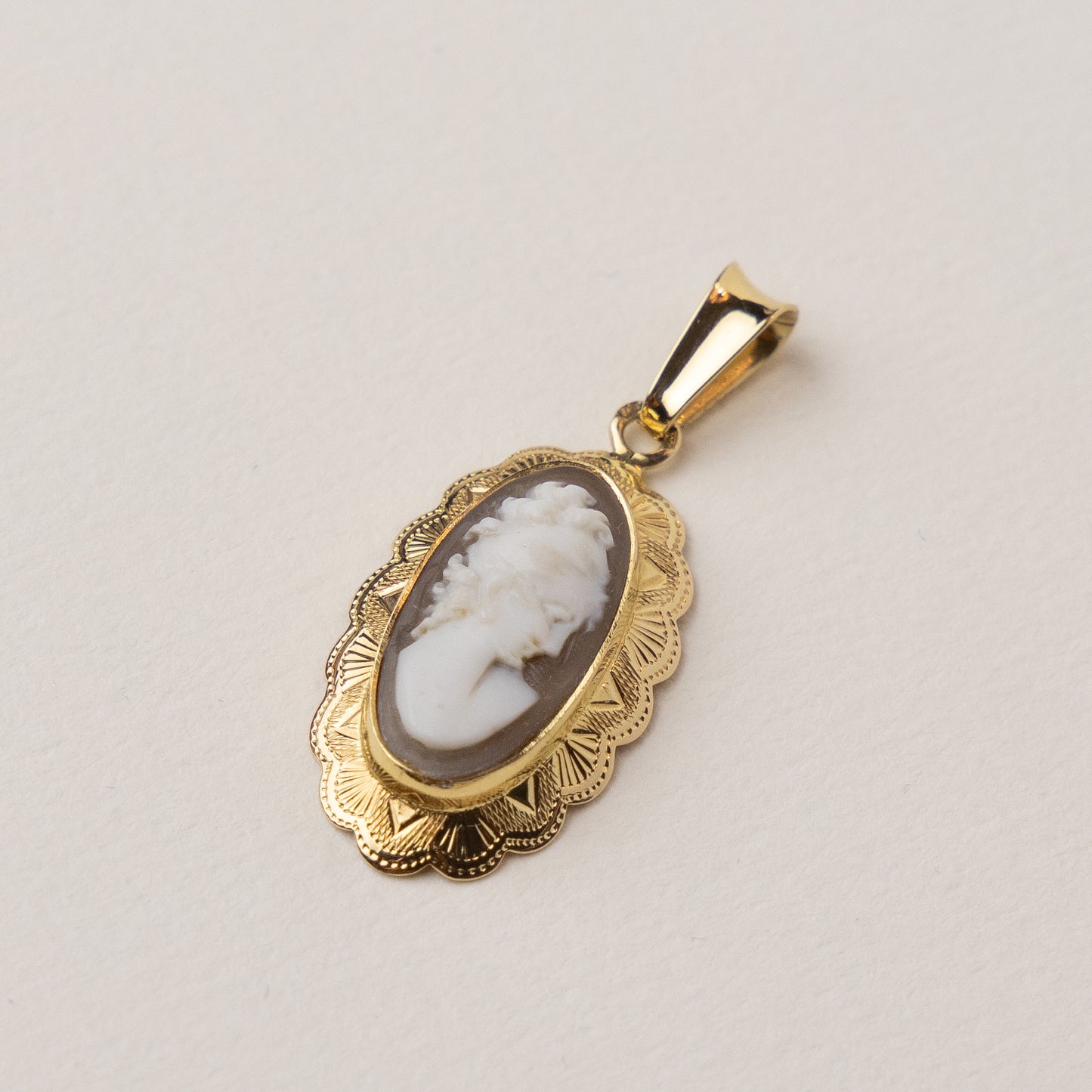 vintage 14 carat gold cameo pendant