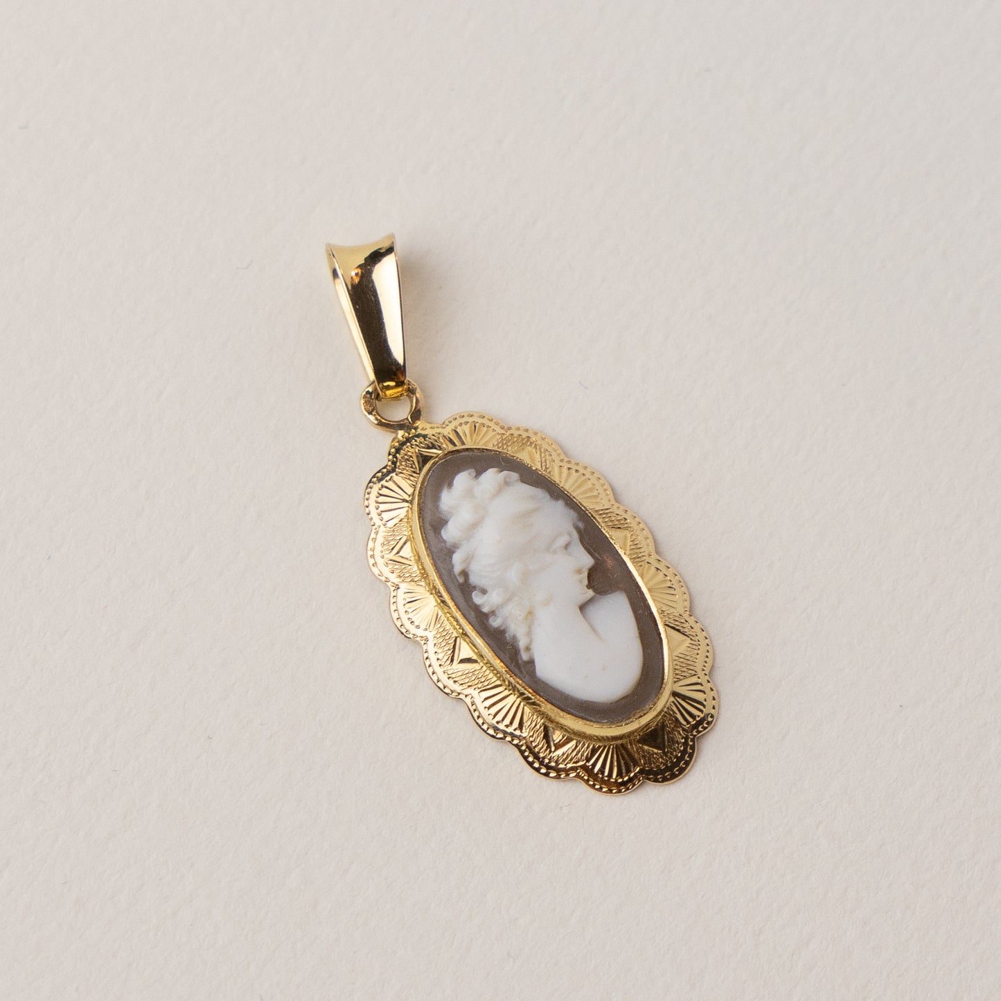 vintage 14 carat gold cameo pendant