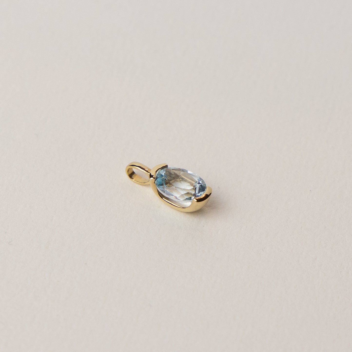 vintage 14 carat gold aquamarine pendant