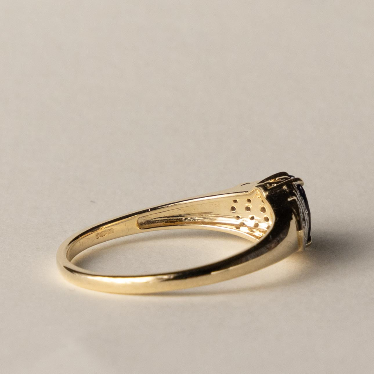 9ct sapphire & diamond solitaire