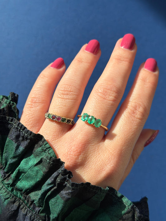 14ct emerald trilogy ring