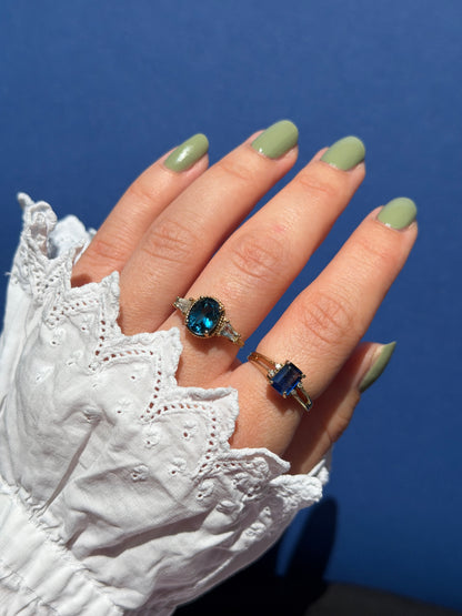 9ct blue & white topaz