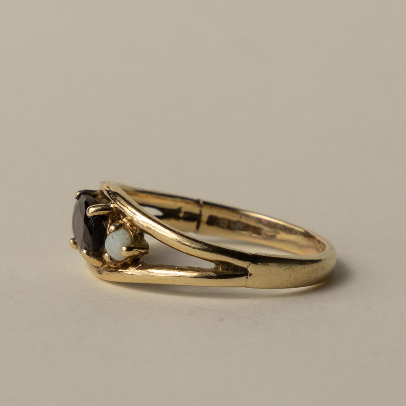 9ct garnet & opal ring