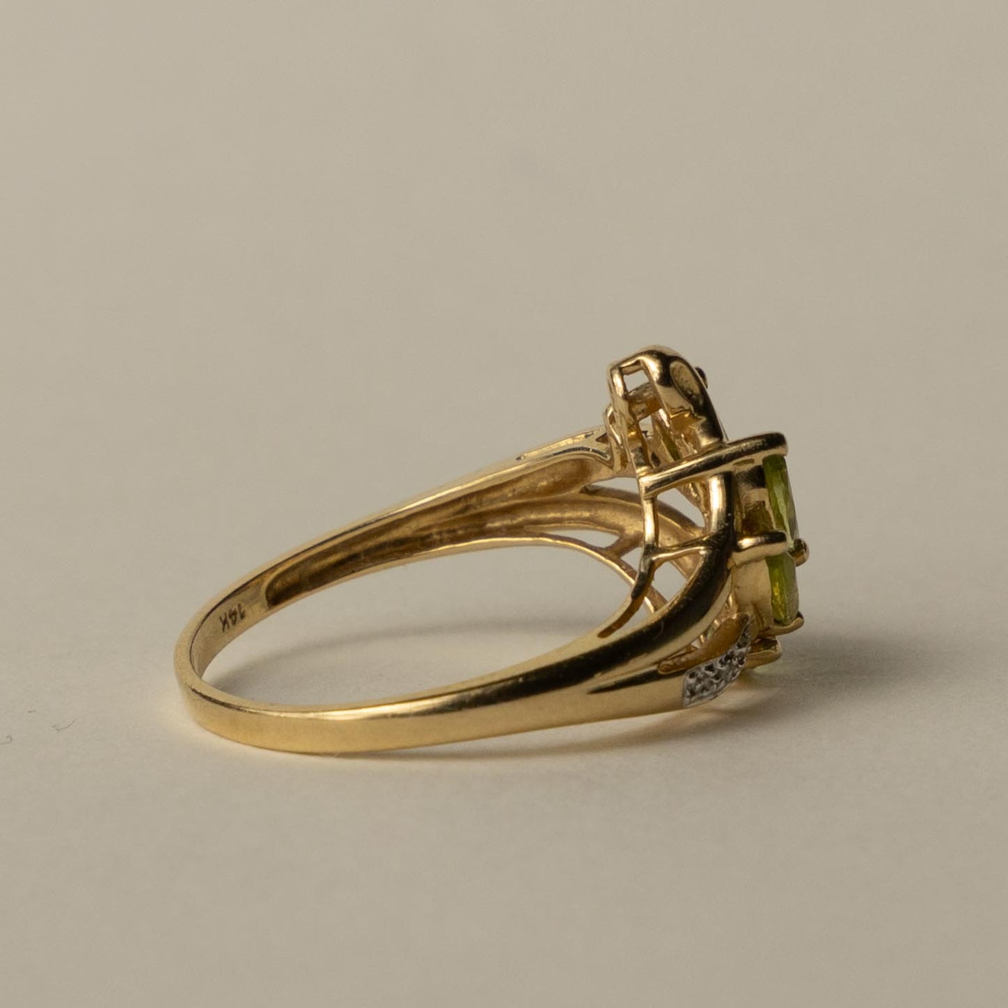 14ct peridot & diamond cluster ring