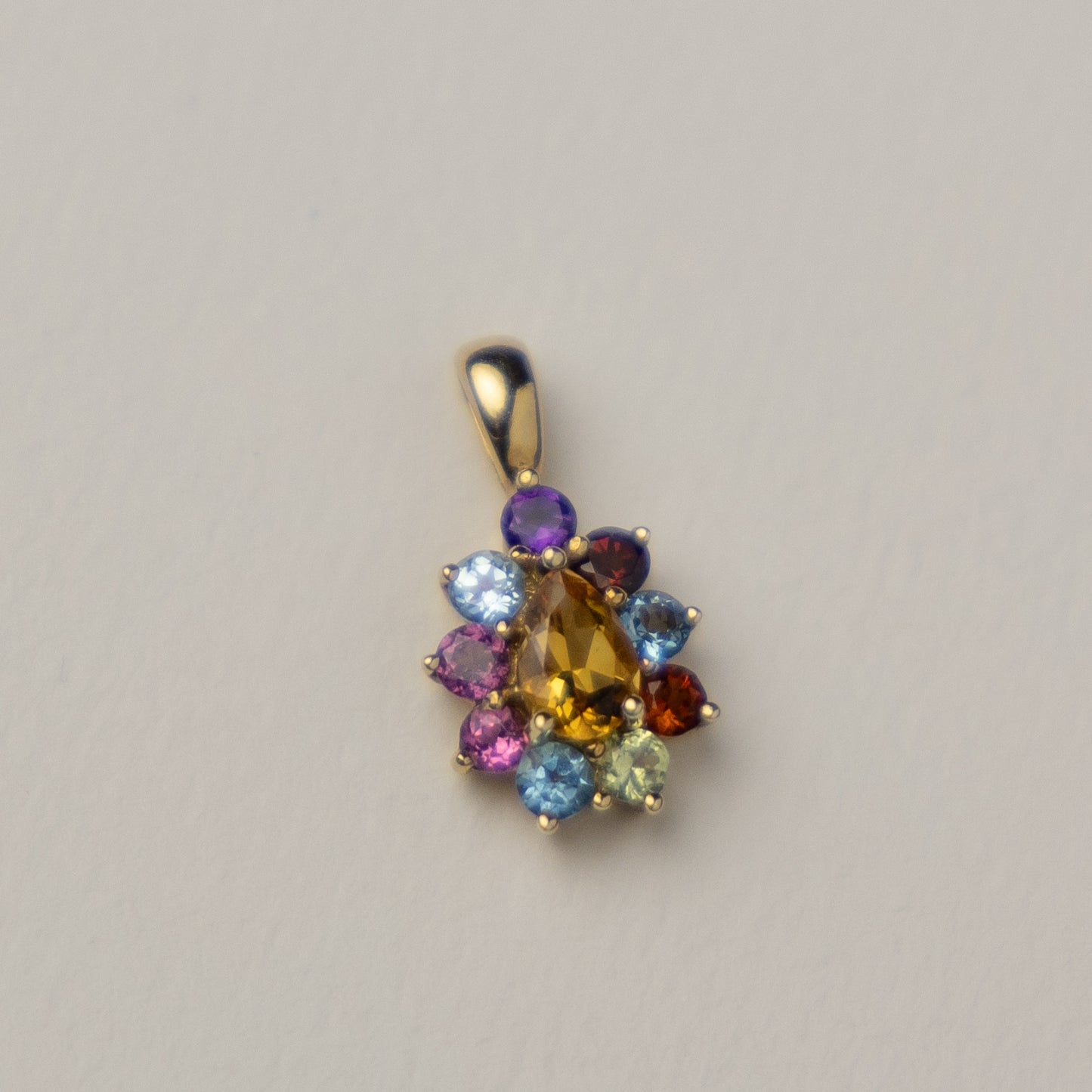 9 carat gold flower cluster sapphire pendant