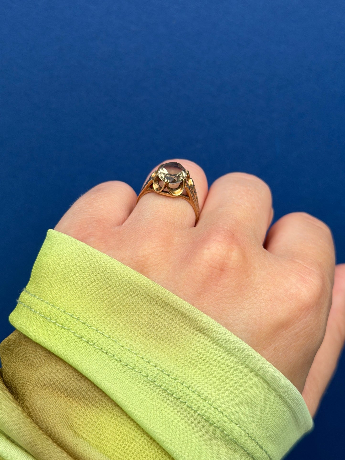 9ct smokey topaz claw