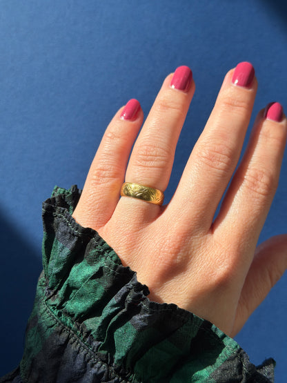 18ct gold engraved wedding band ring