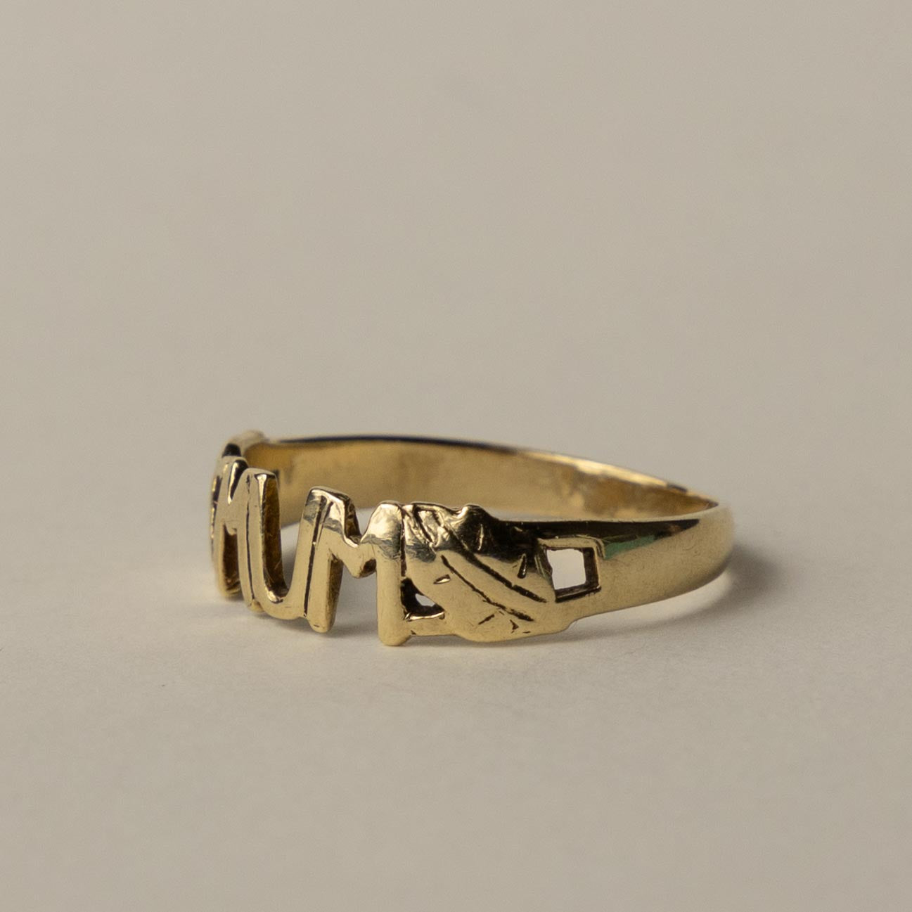 9ct 'MUM' band ring