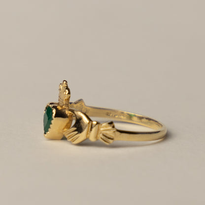 9ct gold claddagh emerald ring