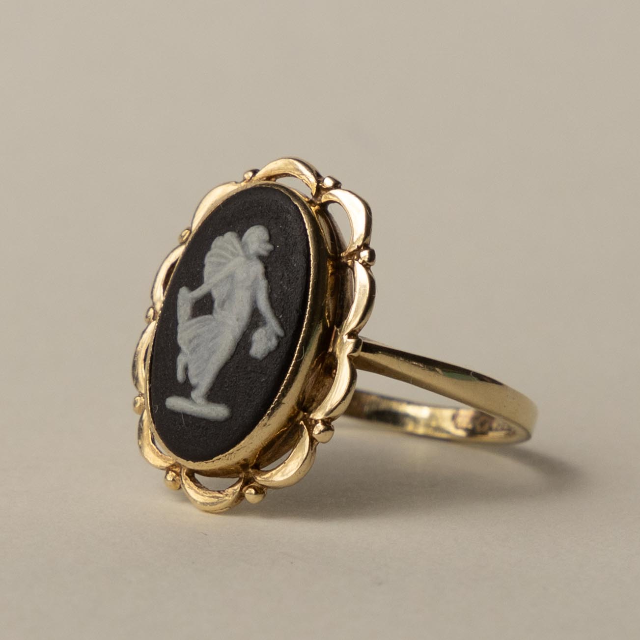9ct Wedgewood cameo ring