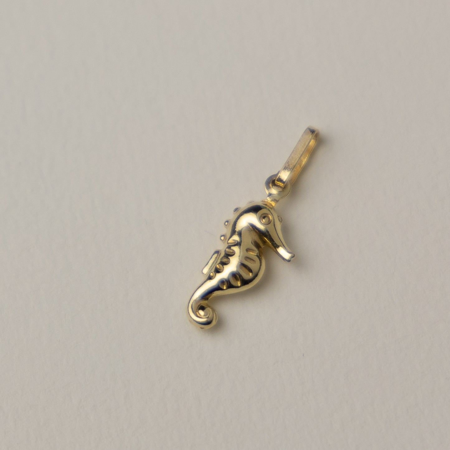 14 carat gold sea horse pendant