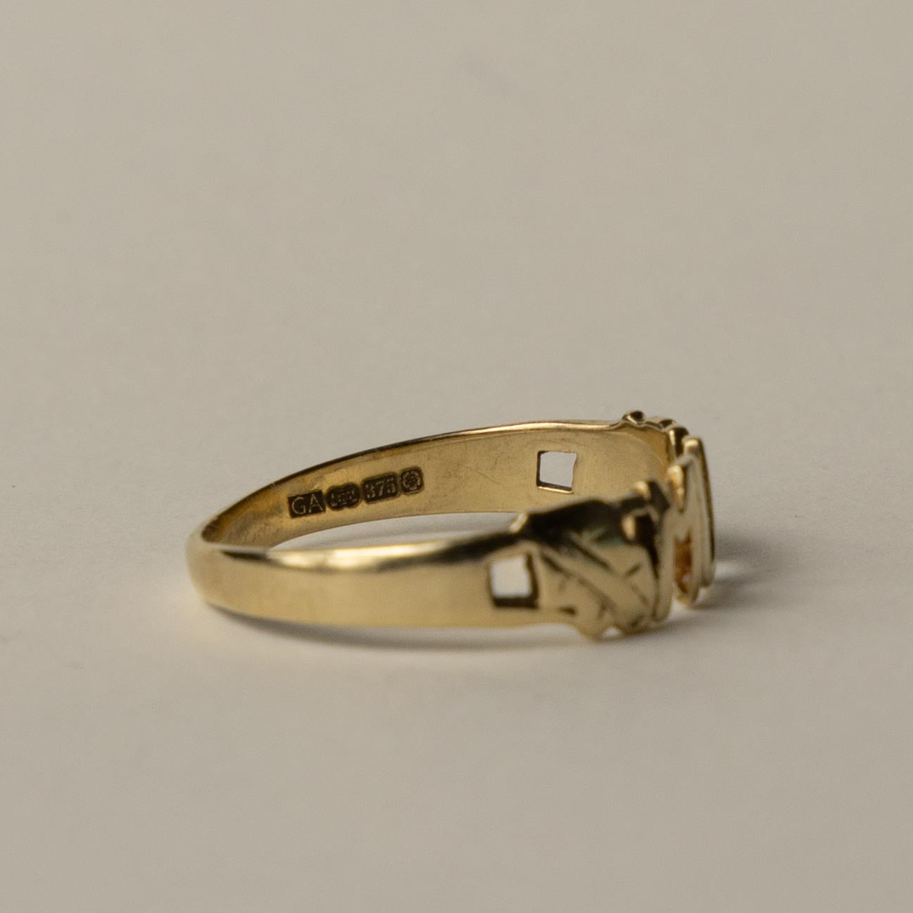 9ct 'MUM' band ring