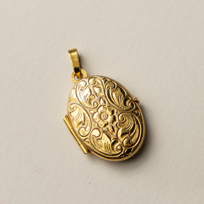 9ct engraved locket pendant