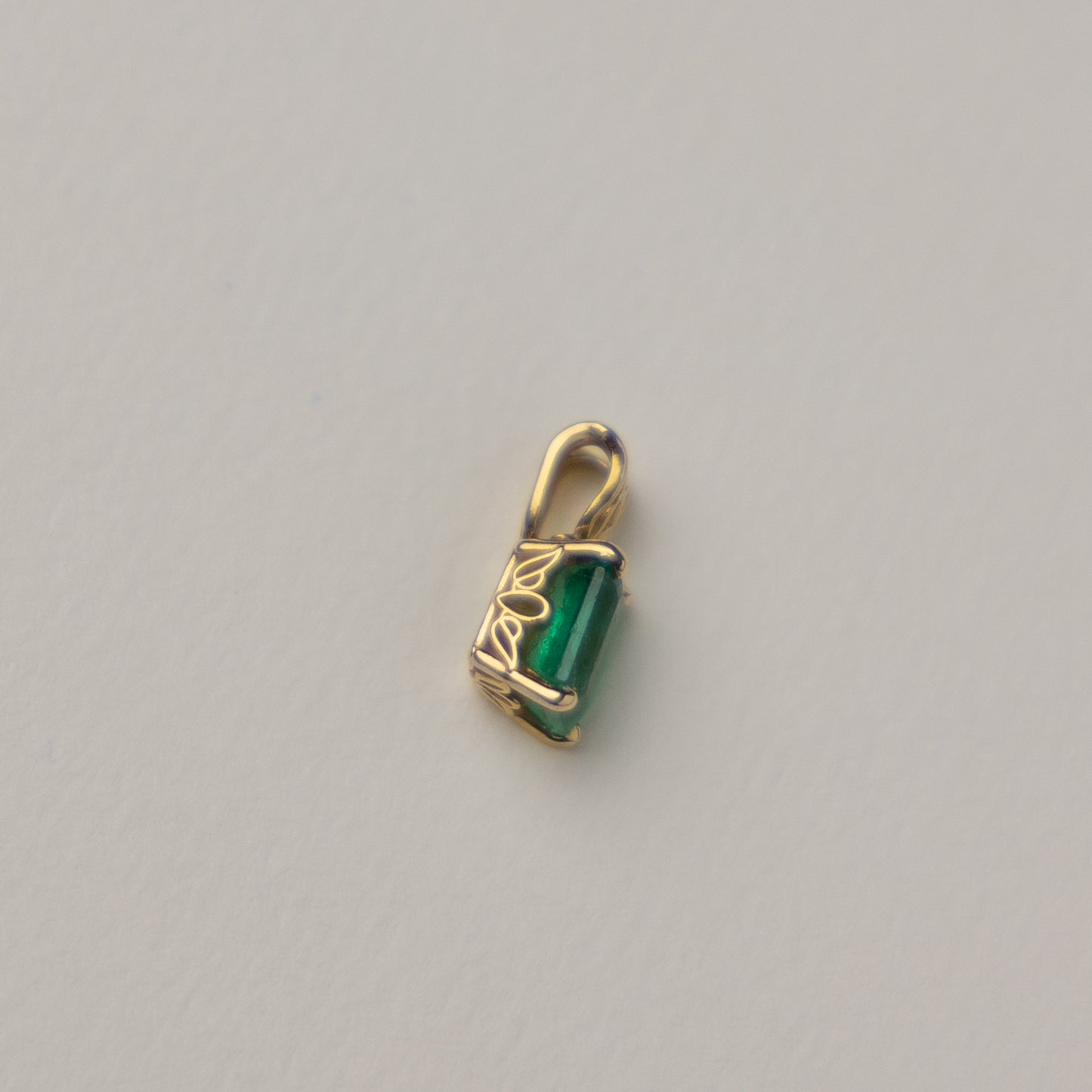 14 carat gold emerald pendant birthstone