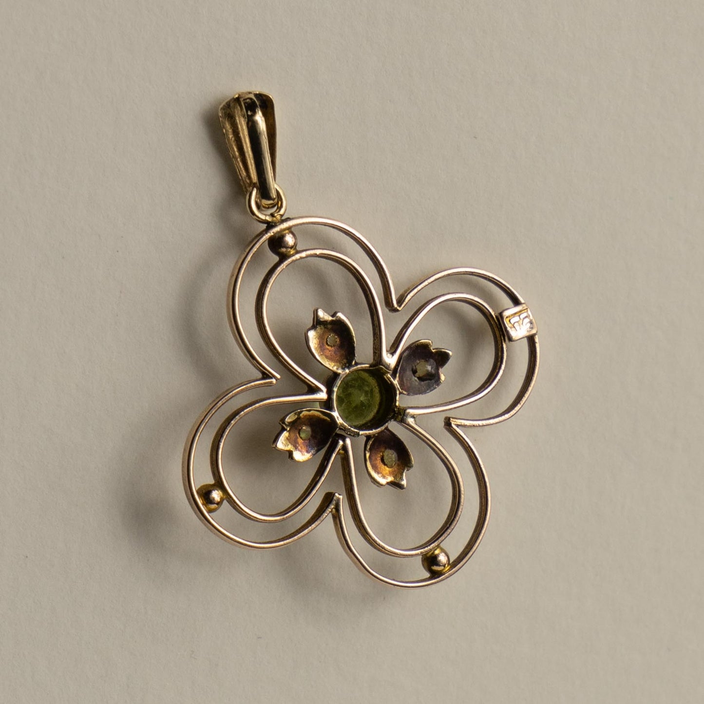 9ct Art Nouveau clover pendant